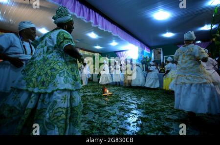 simoes filho, bahia, barazil - 27 febbraio 2016: Gli integranti della religione Candomble sono visti durante una celebrazione religiosa in un terreiro nel ci Foto Stock