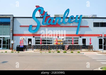 Stanley Marketplace ad Aurora, Colorado; ex casa della Stanley Aviation trasformata in una struttura per ristoranti, negozi, divertimenti ed eventi vicino a Denver. Foto Stock