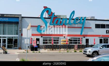 Stanley Marketplace ad Aurora, Colorado; ex casa della Stanley Aviation trasformata in una struttura per ristoranti, negozi, divertimenti ed eventi vicino a Denver. Foto Stock