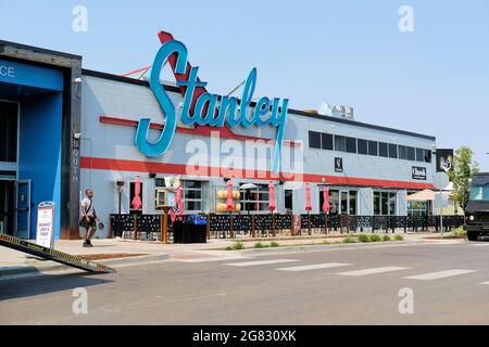 Stanley Marketplace ad Aurora, Colorado; ex casa della Stanley Aviation trasformata in una struttura per ristoranti, negozi, divertimenti ed eventi vicino a Denver. Foto Stock