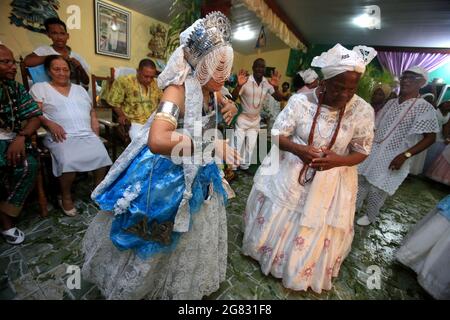simoes filho, bahia, barazil - 27 febbraio 2016: Gli integranti della religione Candomble sono visti durante una celebrazione religiosa in un terreiro nel ci Foto Stock