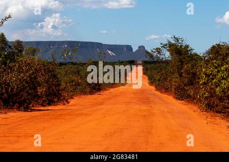 Strada avventurosa e sporca che attraversa il parco statale Jalapão, con la collina di Espirito Santo sullo sfondo, Tocantins Estate, Brasile Foto Stock