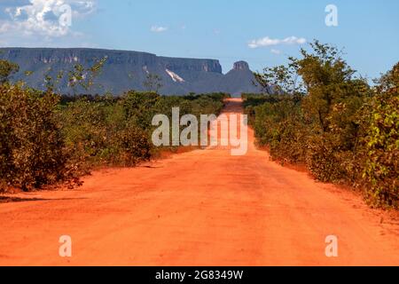 Strada avventurosa e sporca che attraversa il parco statale Jalapão, con la collina di Espirito Santo sullo sfondo, Tocantins Estate, Brasile Foto Stock