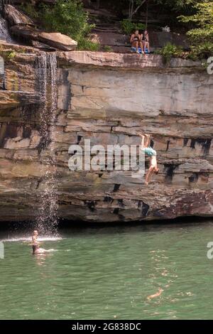 Pareti rocciose che circondano il lago Summersville a Summersville, West Virginia Foto Stock