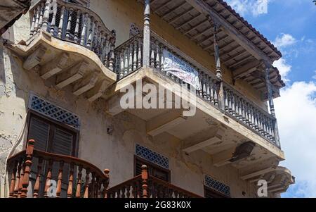 Piccolo angolo del balcone su un vecchio appartamento al terzo piano, con un cartello per la vendita su di esso, Cartagena de Indias, Colombia. Foto Stock