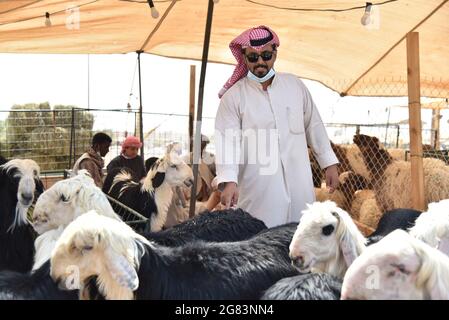 Riyadh, Arabia Saudita. 16 luglio 2021. Un venditore conta le sue pecore in un mercato nel sud-ovest Riyadh, Arabia Saudita, 16 luglio 2021. Credit: Wang Haizhou/Xinhua/Alamy Live News Foto Stock