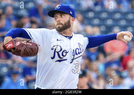 Kansas City, Stati Uniti. 16 luglio 2021. Kansas City Royals il lanciatore Danny Duffy (30) sbatte contro gli Orioles di Baltimora nel primo inning al Kaufman Stadium di Kansas City, Missouri venerdì 16 luglio 2021. Photo by Kyle Rivas/UPI Credit: UPI/Alamy Live News Foto Stock