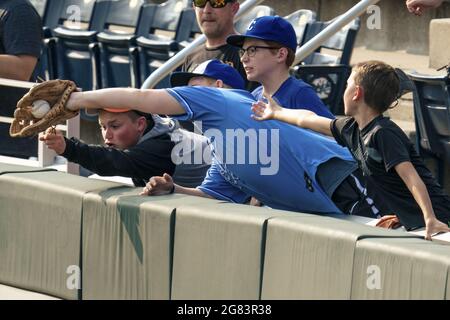 Kansas City, Stati Uniti. 16 luglio 2021. I tifosi tentano di prendere una palla durante la pratica di batting Baltimore Orioles prima della partita contro i Kansas City Royals al Kaufman Stadium di Kansas City, Missouri, venerdì 16 luglio 2021. Photo by Kyle Rivas/UPI Credit: UPI/Alamy Live News Foto Stock