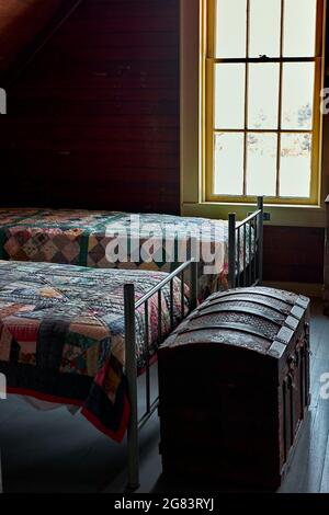 La luce del sole del mattino scorre attraverso una finestra della camera da letto presso il Museo della stazione salvavita del fiume Indian sulla costa del Delaware nella contea di Sussex, Delaware. Foto Stock