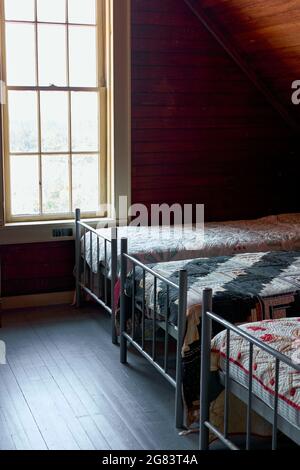 La luce del sole del mattino scorre attraverso una finestra della camera da letto presso il Museo della stazione salvavita del fiume Indian sulla costa del Delaware nella contea di Sussex, Delaware. Foto Stock