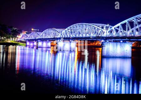 Truong Tien antico ponte nella città di Hue nel centro del Vietnam Foto Stock