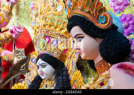 Kolkata, India - 17 ottobre 2018 : idolo decorato di Dio Kartik e Dea Saraswati, fratello e sorella, adorato durante Durga Puja. Bigges Foto Stock