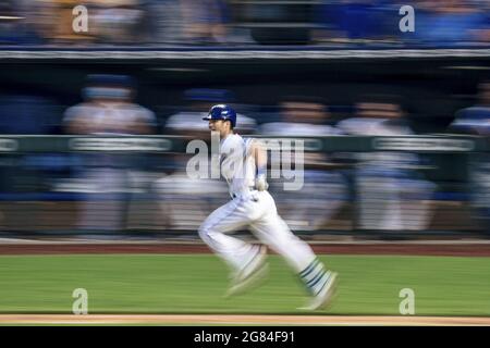 Kansas City, Stati Uniti. 16 luglio 2021. Il fielder sinistro di Kansas City Royals Andrew Benintendi (16) si collega con un campo di Baltimora Orioles nel quinto inning al Kaufman Stadium di Kansas City, Missouri, venerdì 16 luglio 2021. Photo by Kyle Rivas/UPI Credit: UPI/Alamy Live News Foto Stock