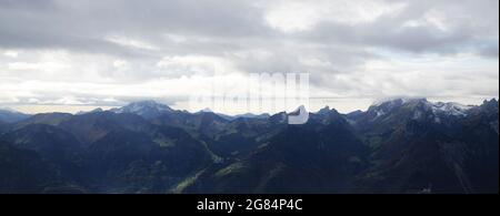 Vista panoramica sulle montagne svizzere dai monti Leysin Les Mosses, Svizzera, in una giornata buia Foto Stock