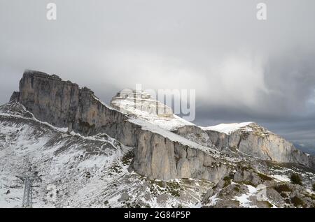 Leysin Les Mosses, la Lécherette in cima a una giornata invernale nuvolosa in Svizzera Foto Stock