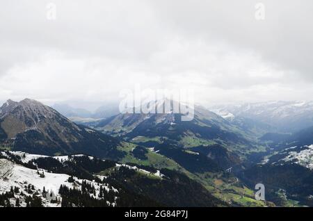 La Lécherette di Leysin e le montagne Les Mosses si snodano in una giornata nuvolosa Foto Stock