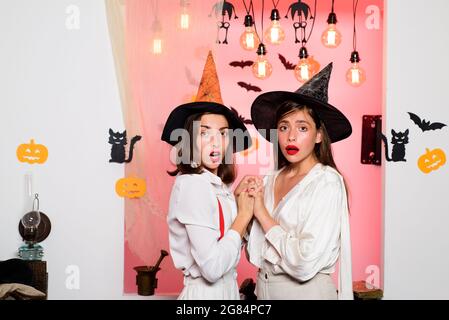 Amici spaventati durante una festa di Halloween. Le migliori amiche festeggiano il giorno del ringraziamento e Halloween. Momenti positivi felici di due eleganti Foto Stock