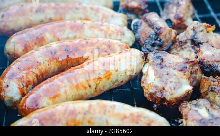 salsicce alla griglia fritte all'aperto Foto Stock