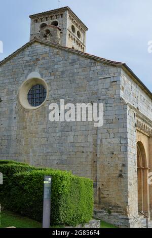 Chiesa romanica di Santa Cecília de Molló nella regione di Ripolles, in provincia di Gerona Catalogna, Spagna Foto Stock