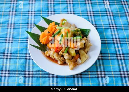 verdure fritte in stile thailandese con pollo Foto Stock