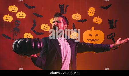 Uomo Horror volti. Decorazione di Halloween e concetto spaventoso per papà. Abiti e costumi di Halloween e cappelli di strega. Gente divertente di espressione Foto Stock