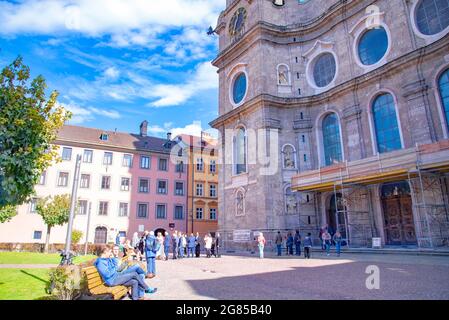 Vista di una strada vicino alla Cattedrale di San Giacomo o Dom Sankt Jakob è una cattedrale barocca del XVIII secolo della diocesi cattolica romana di Innsbruc Foto Stock