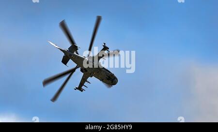 Kamov Ka-52 alligatore (nome in codice NATO: Hokum B). Elicottero di attacco che effettua un volo dimostrativo sull'airshow MAKS 2019. ZHUKOVSKY, RUSSIA, AGOSTO 27 Foto Stock
