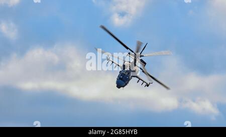 Kamov Ka-52 alligatore (nome in codice NATO: Hokum B). Elicottero di attacco che effettua un volo dimostrativo sull'airshow MAKS 2019. ZHUKOVSKY, RUSSIA, AGOSTO 27 Foto Stock
