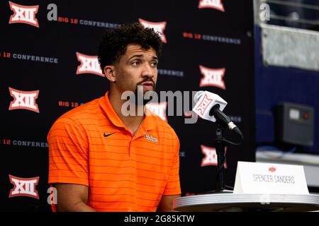 Oklahoma state Cowboys quarterback Spencer Sanders parla durante il Big 12 Conference media day, giovedì 15 giugno 2021, ad Arlington, TX. (Mario Terra Foto Stock