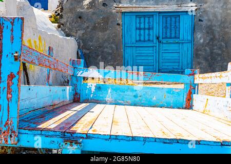 Porta blu nel vicolo dell'isola di Santorini Foto Stock