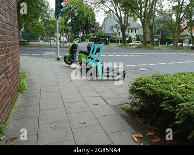 Colonia, Germania. 06 luglio 2021. Uno scooter elettrico del fornitore olandese 'GO Sharing' e scooters elettronici dallo stand Tier Mobility sul marciapiede sul lato della strada Credit: Horst Galuschka/dpa/Alamy Live News Foto Stock