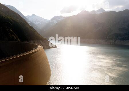 Veduta aerea serale della diga alpina e del lago di lago di Kolnbreinsperre, valle di Malta, Carinzia, Austria Foto Stock