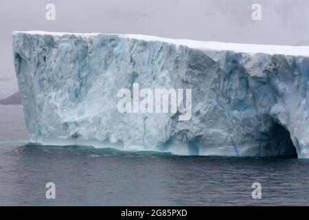 Iceberg a tavola nella Baia dell'Isola di Horseshoe, Antartide Foto Stock