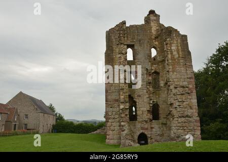 I resti di etal Castle, un'attrazione turistica del patrimonio dell'umanità dell'inglese a Northumberland, Regno Unito. Foto Stock