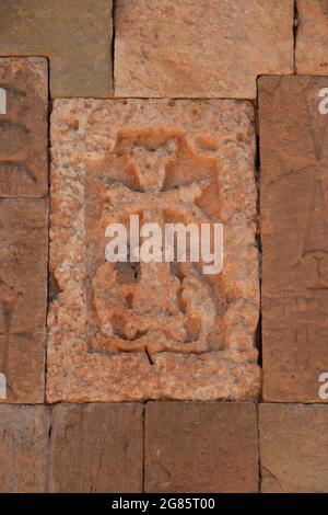 Croci intagliate nelle pietre murali del monastero armeno Noravank Foto Stock