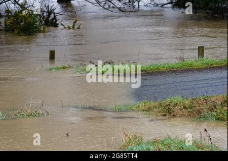 STRADE ALLAGATE DURANTE LA PIOGGIA TORRENZIALE. Motueka, Nuova Zelanda 17 luglio 2021. Le strade sono state chiuse a causa di pericolose condizioni di alluvione durante le inondazioni nell'Isola del Sud della Nuova Zelanda. © Anne Webber / Alamy Live News Foto Stock