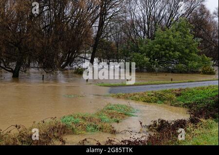 STRADE ALLAGATE DURANTE LA PIOGGIA TORRENZIALE. Motueka, Nuova Zelanda 17 luglio 2021. Le strade sono state chiuse a causa di pericolose condizioni di alluvione durante le inondazioni nell'Isola del Sud della Nuova Zelanda. © Anne Webber / Alamy Live News Foto Stock