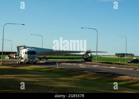 Windfarm Blade Transport, Mark's Lane dogleg Atherton Tablelands, Australia Foto Stock