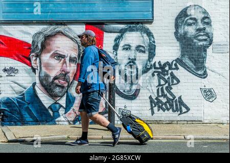 Londra, Regno Unito. 16 luglio 2021. Dopo il viaggio dell'Inghilterra verso la finale UEFA EURO2020, il sindaco di Londra, Sadiq Khan, ha svelato questa settimana un murale del manager Gareth Southgate, del capitano Harry Kane e del ragazzo di Brent Raheem Sterling dietro l'angolo (e fuori dai sentieri battuti) da Aceto Yard a London Bridge. Credit: Guy Bell/Alamy Live News Foto Stock