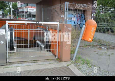 Una scala mobile e un ascensore sono fuori servizio e chiusi vicino alla principale stazione degli autobus di Berlino a Charlottenburg, Berlino, Germania - 14 luglio 2021. Foto Stock