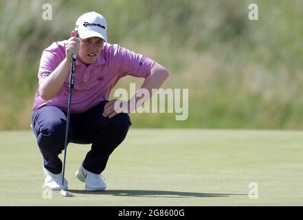 Robert MacIntyre scozzese sul 2 ° verde durante il giorno tre dell'Open al Royal St George's Golf Club a Sandwich, Kent. Data immagine: Sabato 17 luglio 2021. Foto Stock