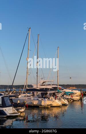 Barche e yacht ormeggiati in marina in luce serale su Poole Quay a Poole Harbour, Poole, Dorset UK nel mese di luglio Foto Stock