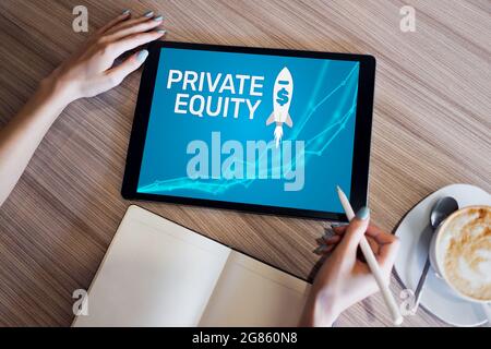 Fondo di private equity, investimento e concetto di trading su schermo. Crescita finanziaria. Foto Stock
