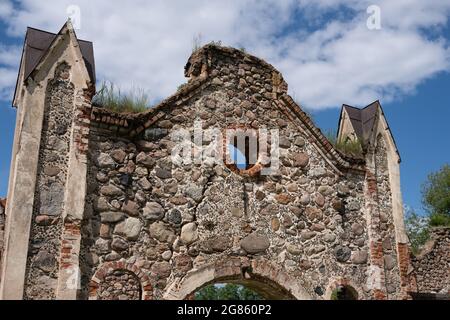 Rovine di vecchie scuderie nella piccola città della Lettonia Foto Stock