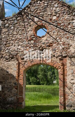 Rovine di vecchie scuderie nella piccola città della Lettonia Foto Stock