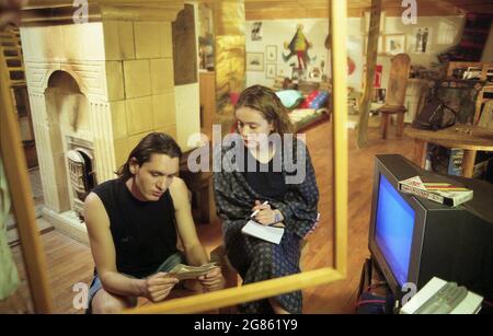 Romania, 2001. Attori Irina Dinescu & Emil Hostina durante la ripresa del film 'rapporto sullo stato della nazione' (regista Ioan Carmazan). Foto Stock