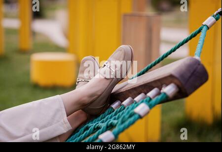 scarpe comode ed eleganti da donna. primo piano su un'amaca Foto Stock