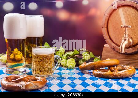 Bicchiere di birra su un tavolo di legno. oktoberfest