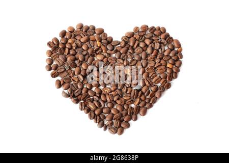 Chicchi di caffè. Cuore di chicchi di caffè su fondo bianco. Marrone Foto Stock