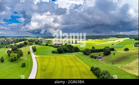 Campi verdi e prati nei pressi di Andechs, Pfaffenwinkel, vista aerea, alta Baviera, Baviera, Germania, Europa Foto Stock